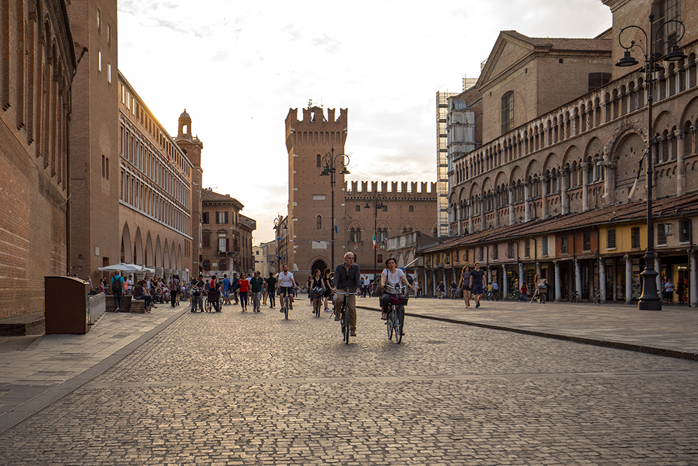 Quadrado no centro histórico de Ferrara, um ponto de encontro de cidadania e turistas