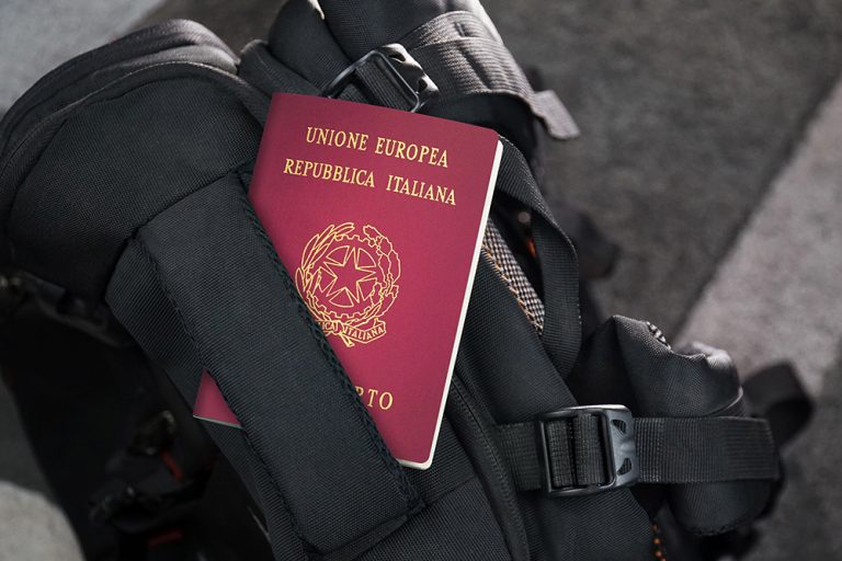 Passaporte Italiano em uma mala de viagem preta