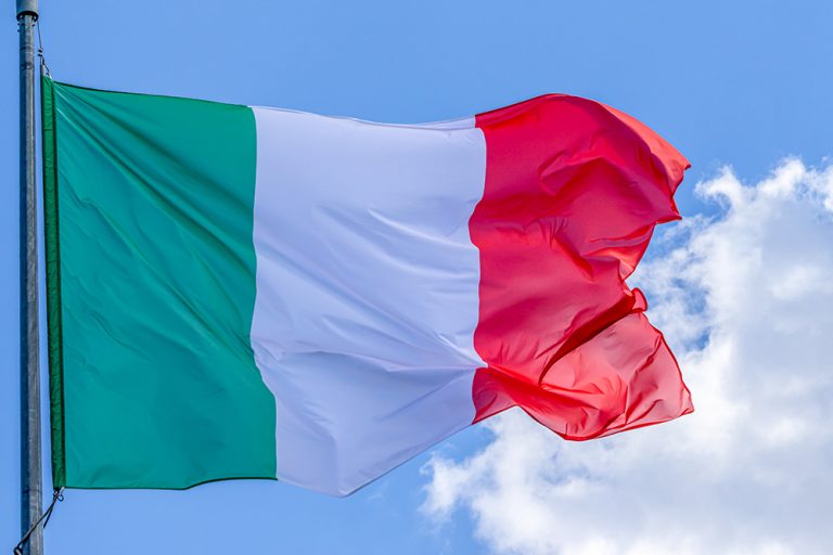 Bandeira nacional italiana acenando no fundo do céu azul