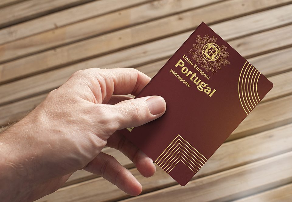 Em mãos a carteira da cidadania portuguesa