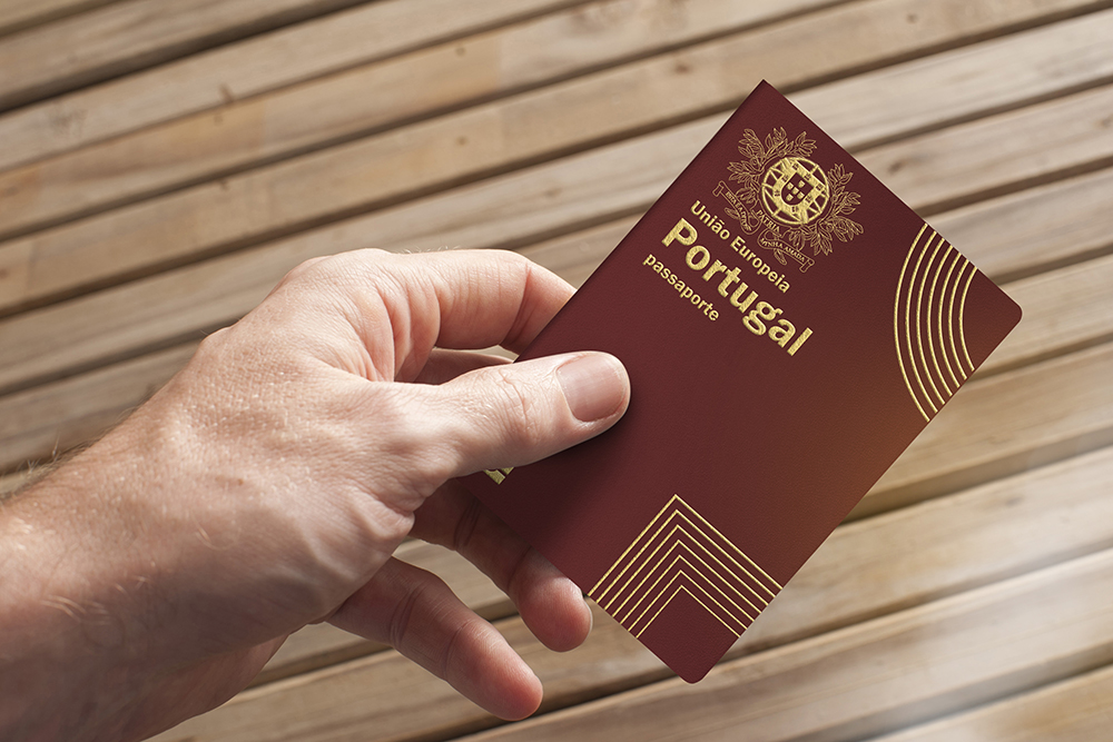Em mãos a carteira da cidadania portuguesa