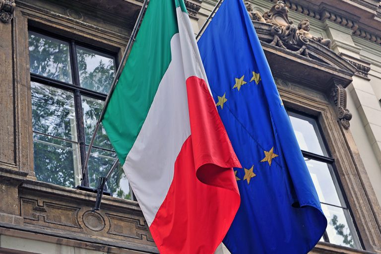 Bandeira nacional italiana no consulado