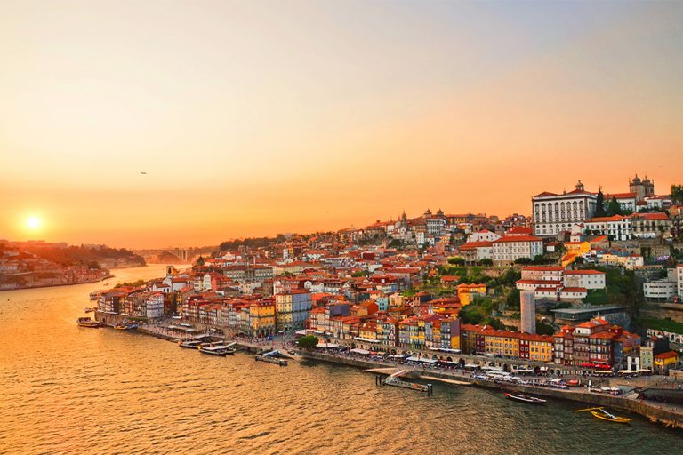 Magnífico pôr do sol sobre o centro da cidade do Porto e o rio Douro, Portugal. A Ponte Dom Luis I é um ponto turístico popular, pois oferece uma vista tão bonita sobre a área.